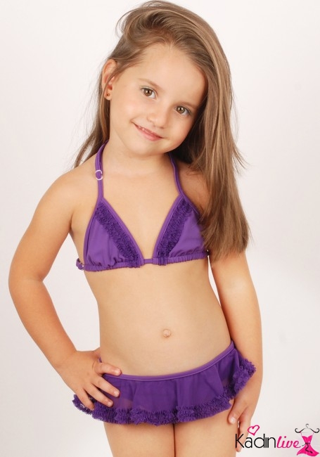 Mor renkli üçken etekli fırfırlı çocuk bikini modelleri