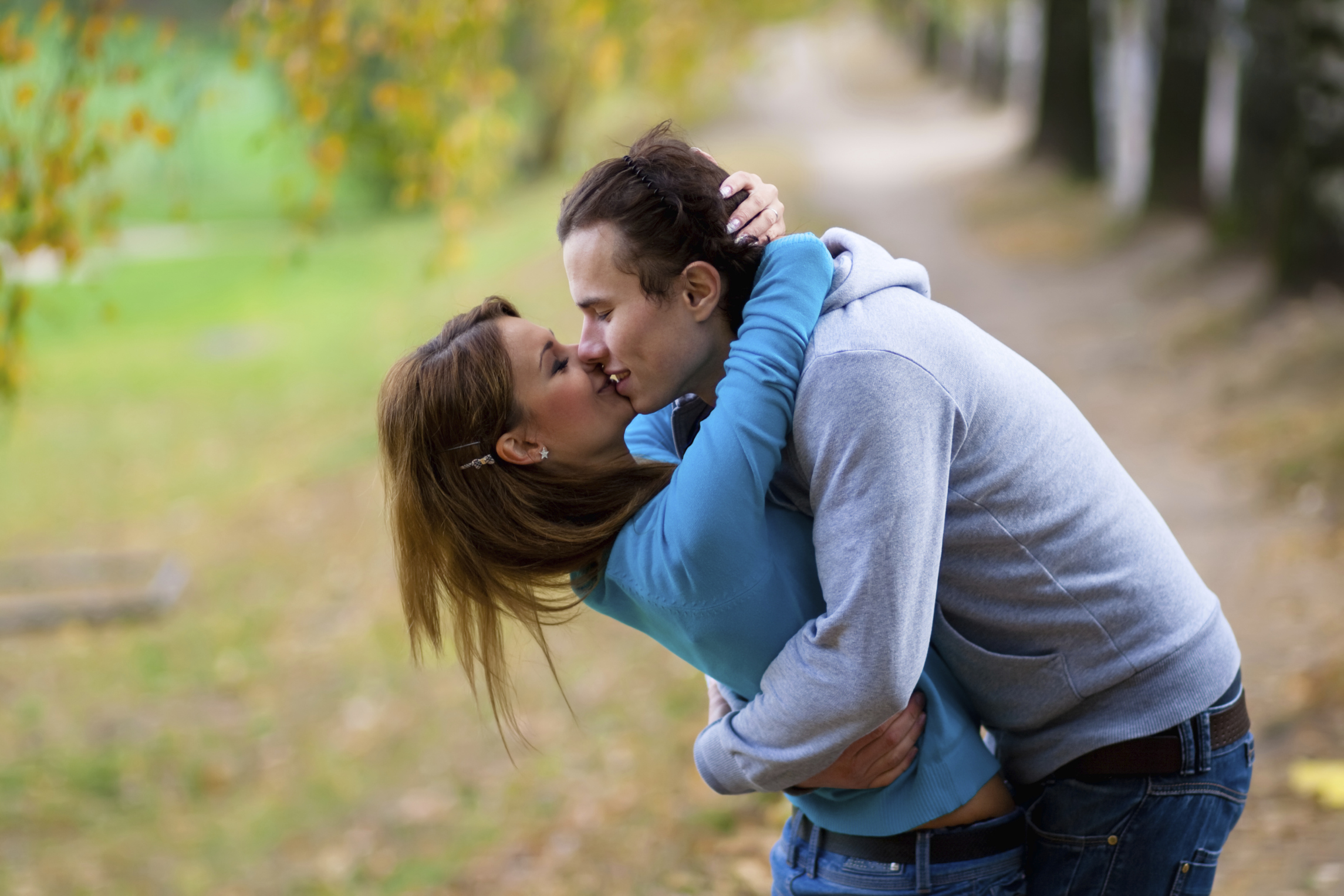 Wife love stories. Фотосессия с парнем. Фотосессия влюбленных. Идеи для фотосессии с парнем. Поцелуй на природе.