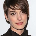 Anne Hathaway Koyu Kahverengi Pixie Saç Modeli